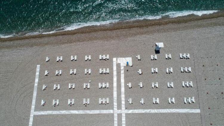 Antalya sahilleri 'temassız tatil' için hazır. İşte plajların yeni görüntüsü