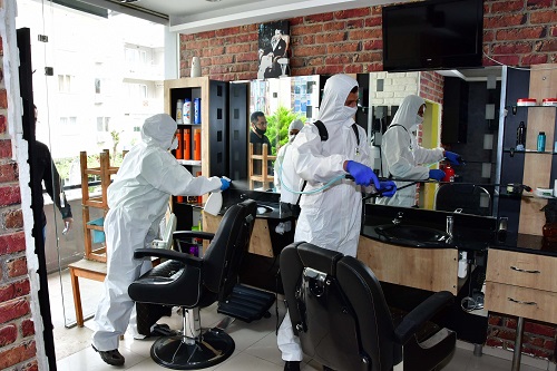 Narlıdere'de berberler ve kuaförler dezenfekte edildi, dükkanlar açılışa hazır