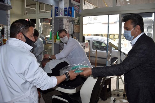 Dikili’de berber ve kuaförlere yüz siperliği dağıtıldı