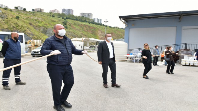 Çiğli'de fırça saplarıyla sosyal mesafeli 1 Mayıs halayı!