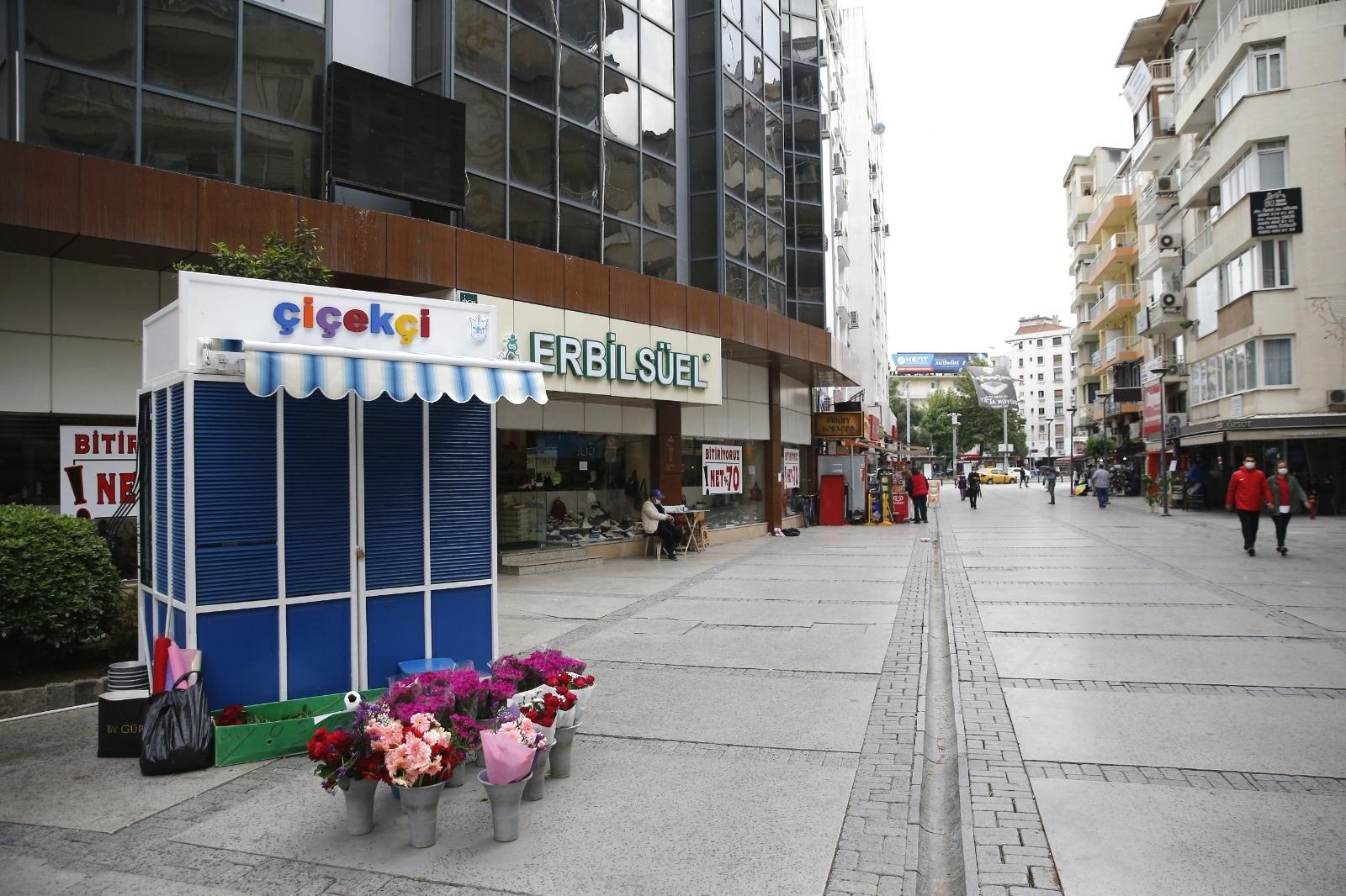 Alsancak 'çiçek' açtı, esnafa modern satış yerleri hazır