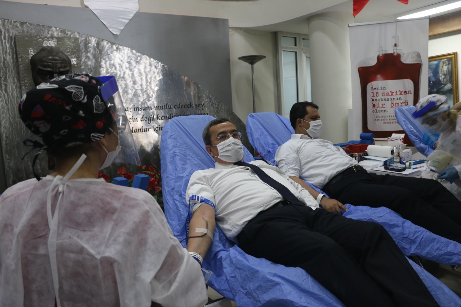 Konak Belediyesi’nden Kızılay’a destek