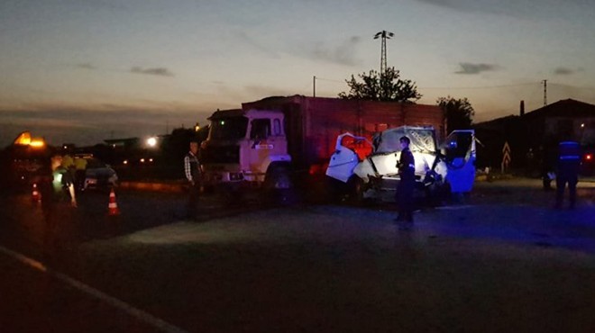 İzmir'de minibüs ve kamyon çarpıştı: 1 ölü!