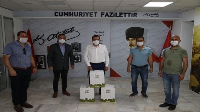 Konak’ta işçilerden örnek davranış! Maaşlarından ayırdıkları paylarla erzak kolisi hazırladılar