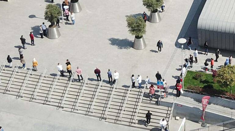 İstanbul'da oluşan AVM kuyrukları İzmir'de yok! İzmirliler açılan AVM'lere akın etmedi