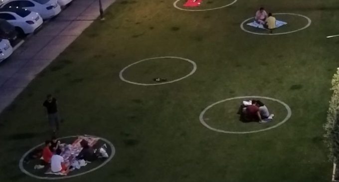 Alsancak ve Bostanlı çimlerde çemberli mesafe uygulaması başladı!