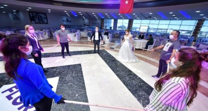 Salgından sonra yeni nesil düğün! Halaylar sosyal mesafe çubuğuyla çekilecek