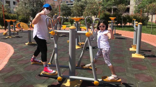 İzmirli çocuklar uzun aradan sonra parklarda! 14 yaş altı çocuklar güneşin tadını çıkardı