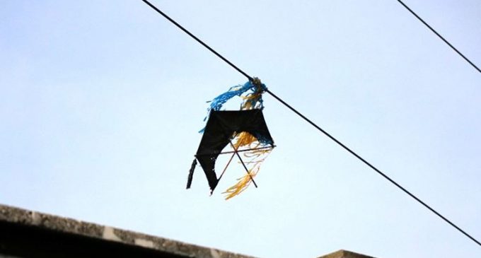 Manisa'da çocukların tellere takılan uçurtmasını kurtarmak isteyen kişi akıma kapılarak öldü