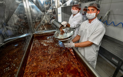 Büyükşehir’den hem üreticiye hem İzmirliye destek! Kavurma paketi dağıtımına devam