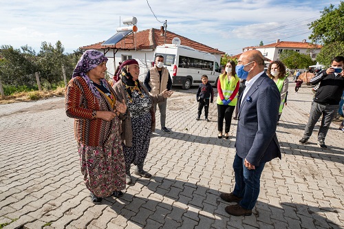 Başkan Soyer'den Kınık ziyareti, gıda ve iftar paketi dağıtıldı
