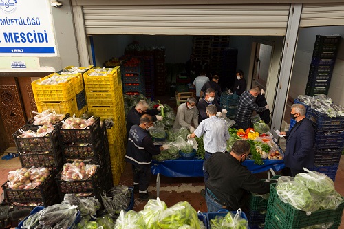 İzmir Hali esnafından Soyer'in yardım çağrısına destek: “Halin kapısını açtık soframızı paylaştık”