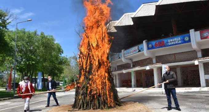Şenlik iptal edilse de bin 400 yıllık Kakava ateşi yakıldı