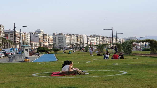 İzmir Kordon'da çemberli sosyal mesafe!