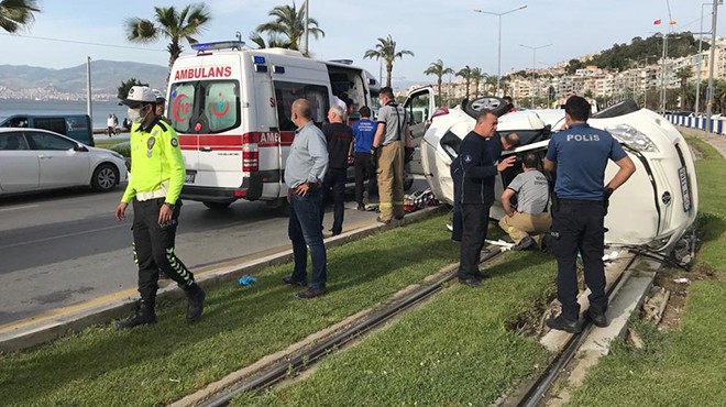 Takla atan otomobil tramvay yoluna devrildi: 2 yaralı!