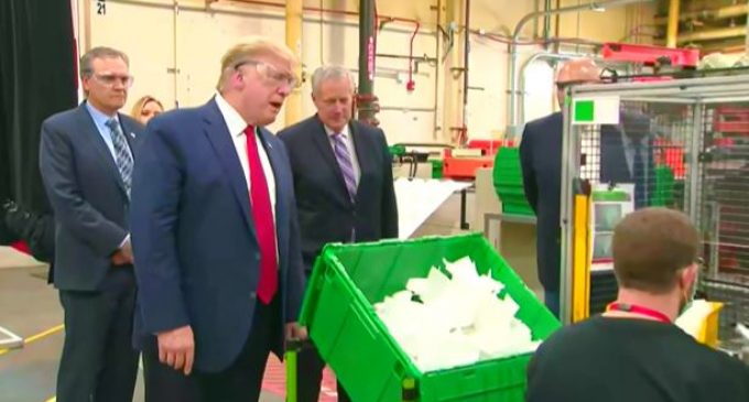 Trump’tan maske üretim tesisine ‘maskesiz’ ziyaret