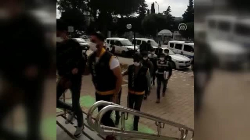 Çeşme'de hem keyif hem hırsızlık! Önce yemek yediler ardından yazlıkları soyup kaçtılar!