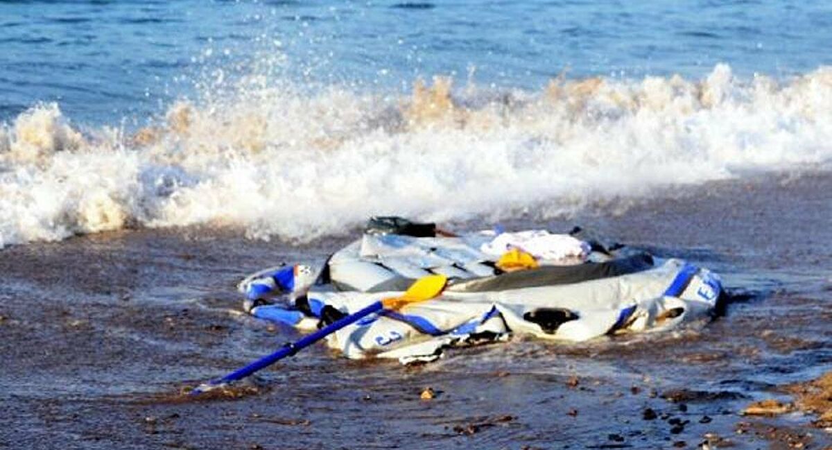 Ege açıklarında sığınmacıları taşıyan bot battı!