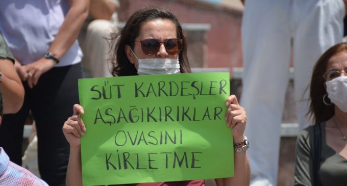 Dikili'de atık isyanı: Hükümete yakınlığıyla bilinen fabrika, atıklarını dereye boşaltıyor