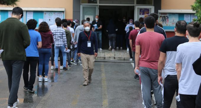 Sınavda fenalaşan öğrencinin testi pozitif çıktı: Salondaki tüm öğrenciler karantinaya alındı