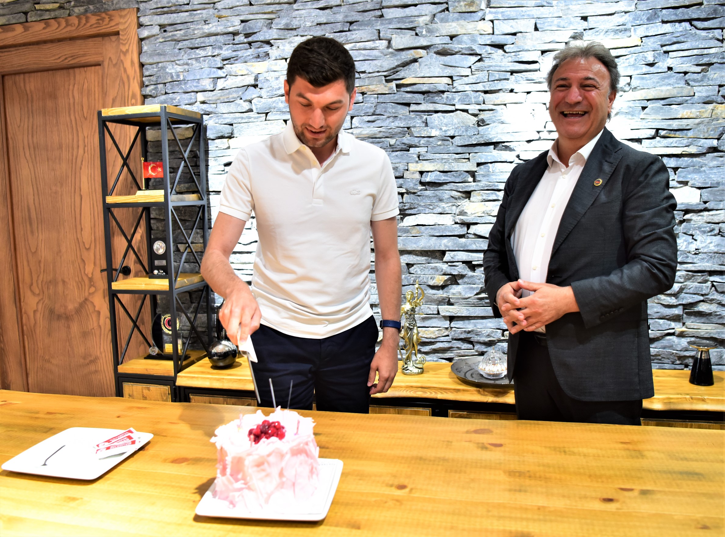 Başkan İduğ'dan 'en genç' başkana doğum günü sürprizi