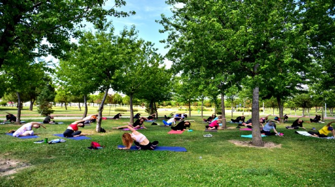 Bornova’da yoga zamanı: Matını al, maskeni tak gel!