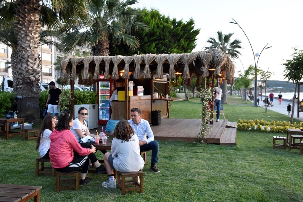 Dikili'de 75'inci Yıl Parkına Özel Palmiye Kafe