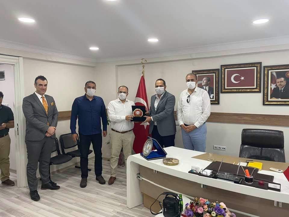 CHP'li belediyenin yardımını reddeden kaymakamdan AKP'ye plaket. Gaziemir'de 