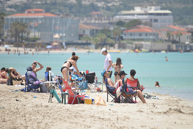 Kısıtlama iptal oldu, İzmirliler plajlara akın etti