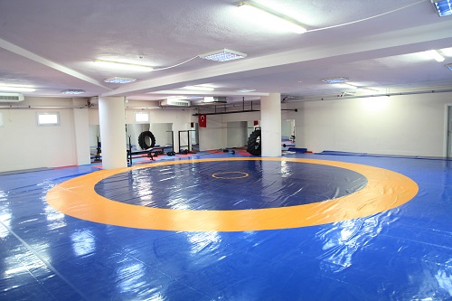 Bayraklı Belediyesi spor tesislerini yeniledi