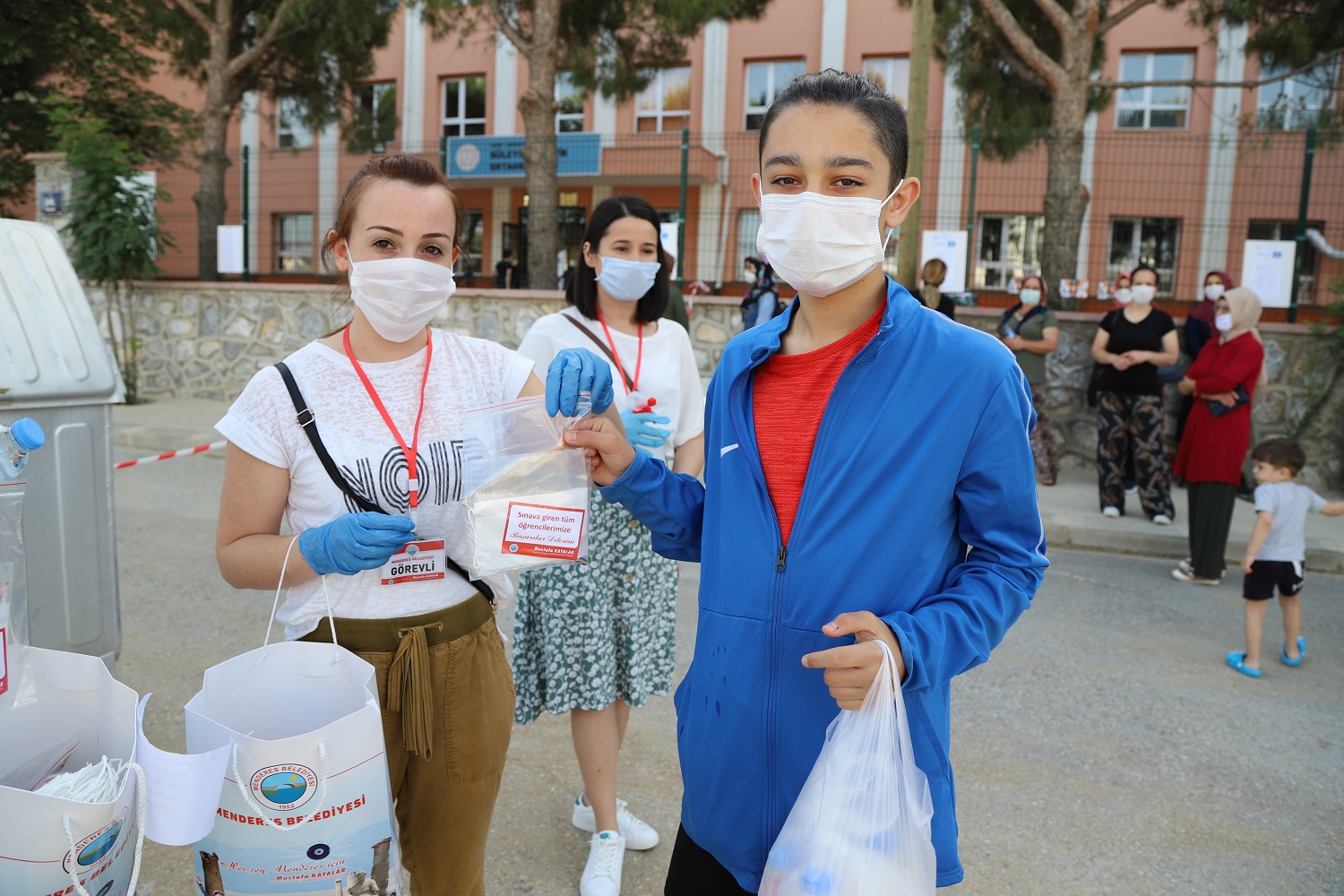 Menderes Belediyesi'nden öğrencilere büyük jest