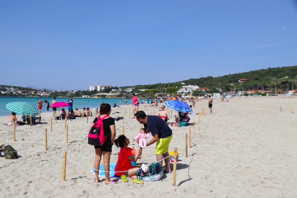 İzmir'in dünyaca ünlü Ilıca Plajı cıvıl cıvıl!