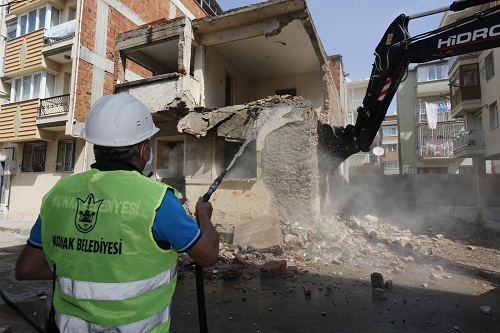 Konak’ta tehlike saçan binalar yıkıldı!