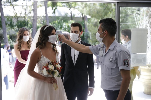 Konak'ta sosyal mesafeli ilk nikah kıyıldı!