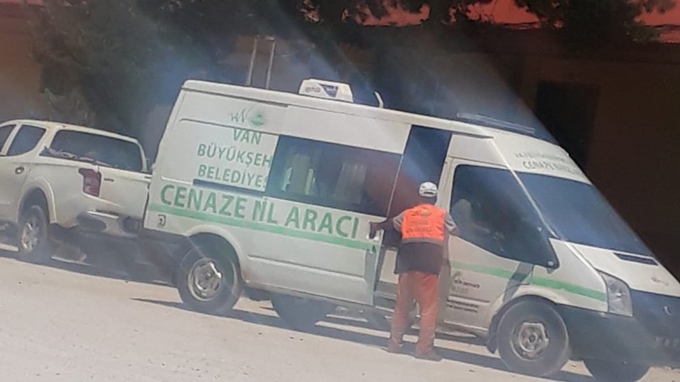 Belediye işçilerini cenaze aracıyla taşıdılar!