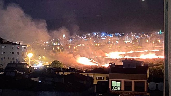 Bornova'da sigara izmaritinden yangın çıktı!