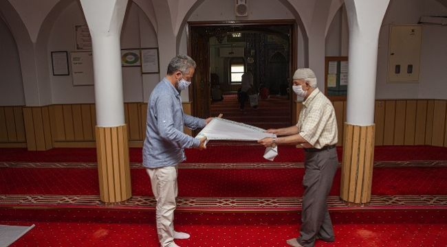 Çiğli Belediyesi'den Camilere 60 bin adet seccade