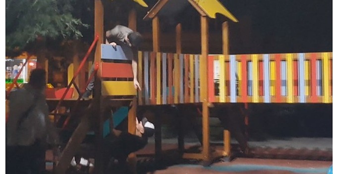 Parkta şaşırtan görüntü! Maskeyi gözlerine takıp körebe oynadılar