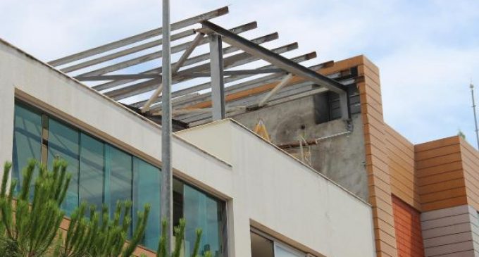 Ege Üniversitesi kampüsünde çatıdan düşen işçi öldü, yakınları sinir krizi geçirdi