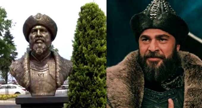 Ünlü oyuncuya benzeyen Ertuğrul Gazi büstü iki müdürü görevinden etti