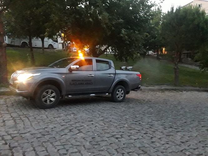 Bergama rahat bir yaz geçirecek:Belediye sivrisineklere karşı sokakları ilaçlıyor