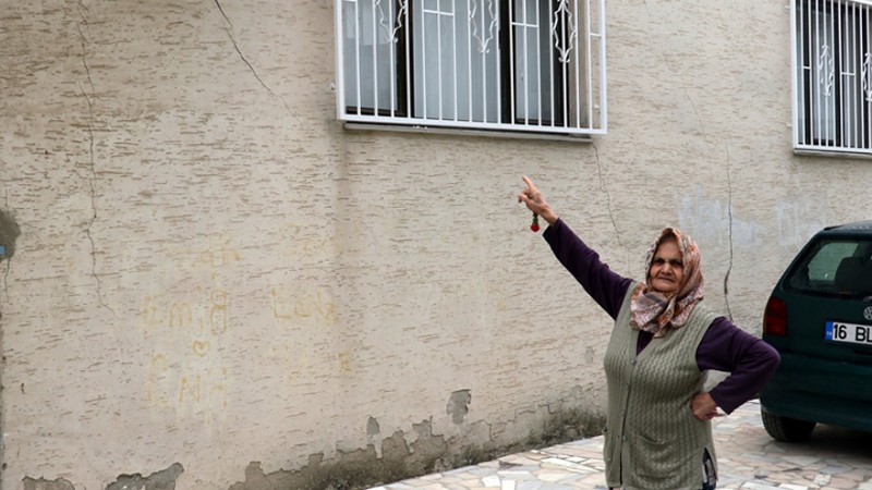 İzmir'de binalarda çatlaklar oluştu, tahliye edildi. Nedeni metro çalışması mı?