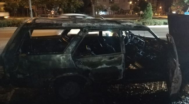 İzmir'de park halindeki araç yanarak küle döndü