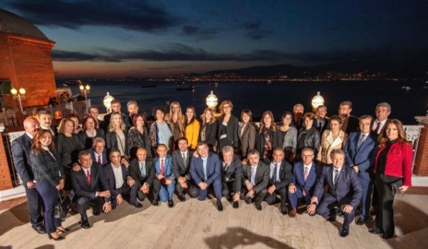 Piar In En Iyi 10 Anketinde Izmir Den Iki Baskan Manset Ege Ye Bakis