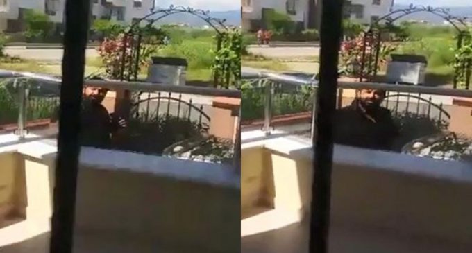 Sokak hayvanlarını besleyen yaşlı kadına tehdit : Seni gebertirim, sana mermi atarım