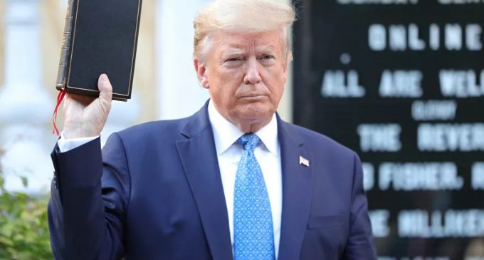 Trump, protestolar için ağır silahlı askerleri görevlendirdi, kiliseye gidip İncil’le poz verdi