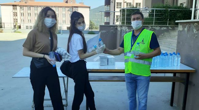 Büyükşehir'den sınava girecek öğrencilere su ve maske desteği
