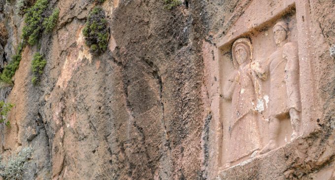 Tarihi eserleri katletmeye devam: 2 bin yıllık surlara sprey boyayla yazı yazdılar