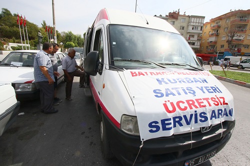 Bayraklı Belediyesi'nden kurban satış yerlerine ücretsiz servis