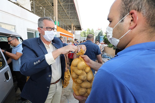 Gaziemir'de 10 ton patates dağıtılmaya başlandı